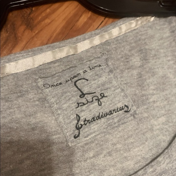 Long grey graphic tee by Stradivarius - Picture 3 of 3